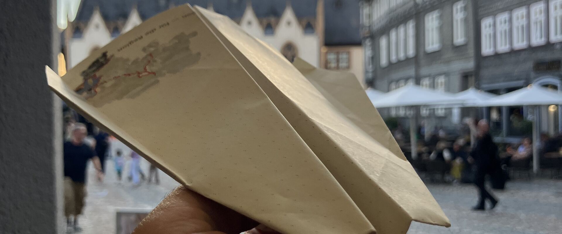 Der Tag an dem Papierflieger gebaut wurden